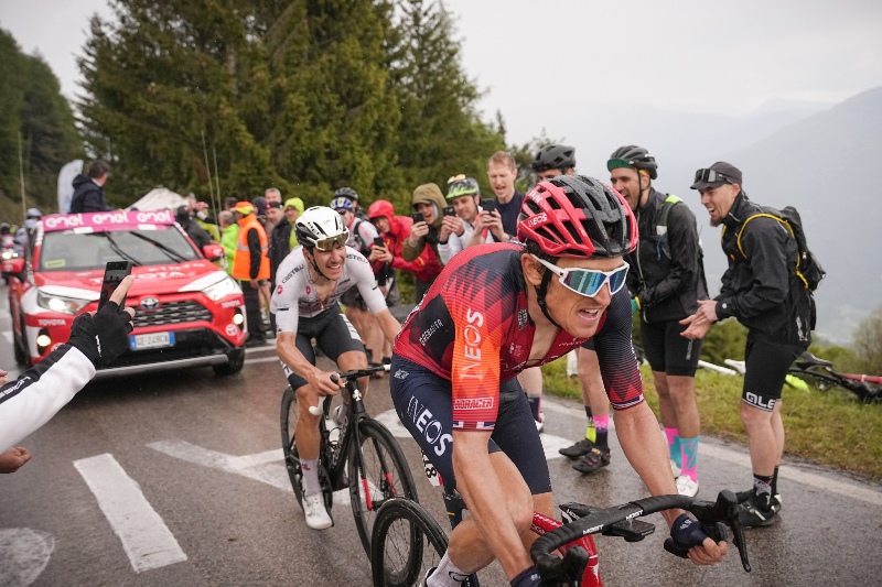 Герант Томас вернул розовую майку лидера на 16-м этапе Джиро д'Италия-2023
