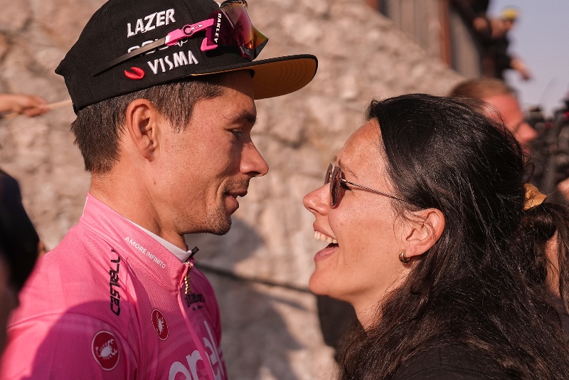 Победа в горной разделке и розовая майка лидера у Приможа Роглича на 20-м этапе Джиро д’Италия-2023