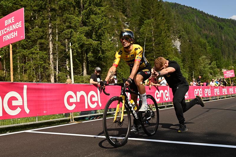 Победа в горной разделке и розовая майка лидера у Приможа Роглича на 20-м этапе Джиро д’Италия-2023