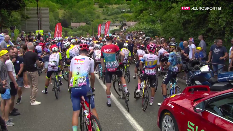 Массовое падение гонщиков, сход Романа Барде на 14-м этапе Тур де Франс-2023