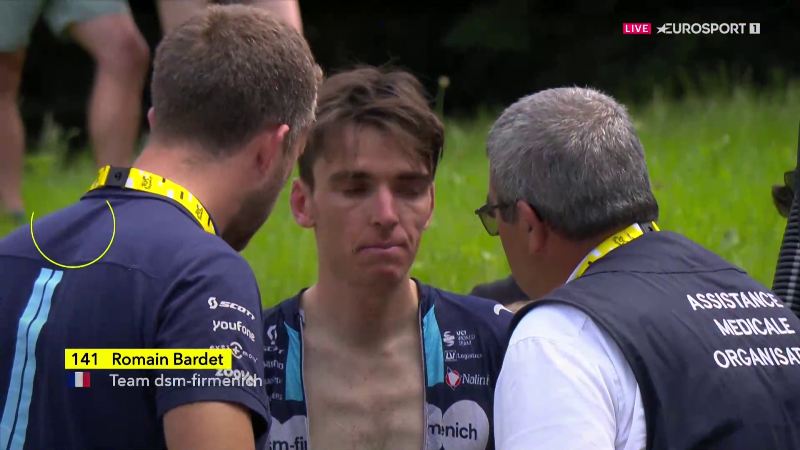 Массовое падение гонщиков, сход Романа Барде на 14-м этапе Тур де Франс-2023