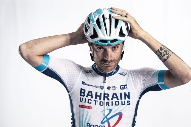Команда Bahrain Victorious поменяла цвет велоформы на сезон 2024 года