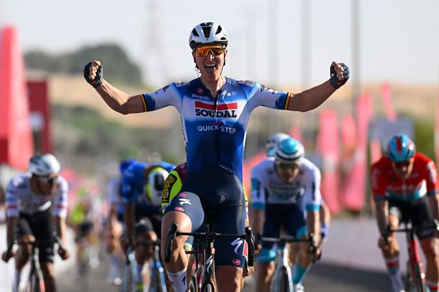 Тим Мерлир надел майку лидера Тура ОАЭ-2024 после победы на 1-м этапе