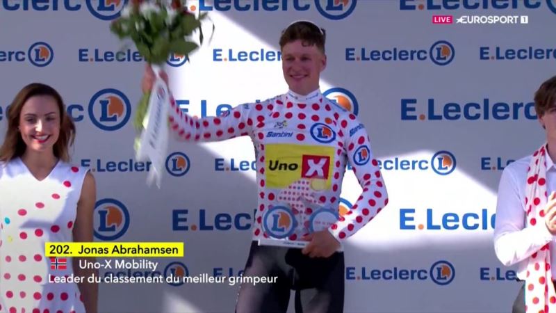 Йонас Абрахамсен сохранил гороховую и приобрёл зелёную майку на 2-м этапе Тур де Франс-2024