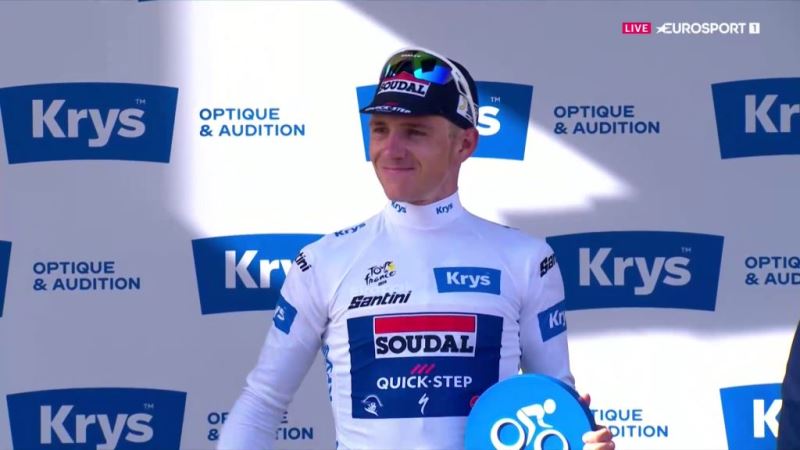 Ремко Эвенепул в белой майке лучшего молодого гонщика после 2 этапа Тур де Франс-2024