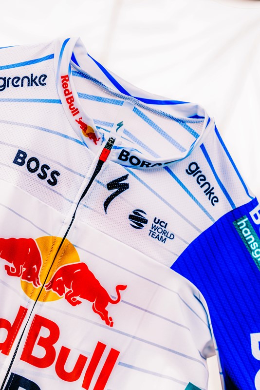 Red Bull – BORA – hansgrohe обновила дизайн формы на 2026 год Red Bull – BORA – hansgrohe обновила дизайн формы на 2026 год