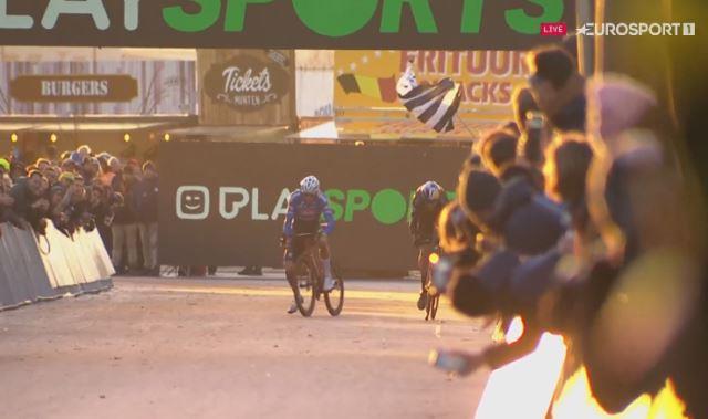 Ваут ван Арт обошёл Матье ван дер Пула в велокроссе "Telenet Superprestige Heusden" в Зольдере