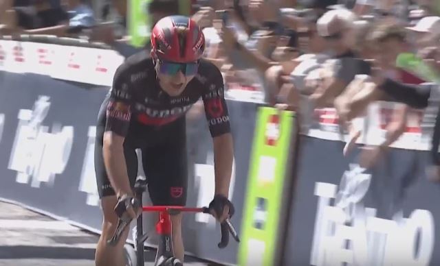 Леннарт Яш&mdash; победитель 4 этапа Тура Альп-2026